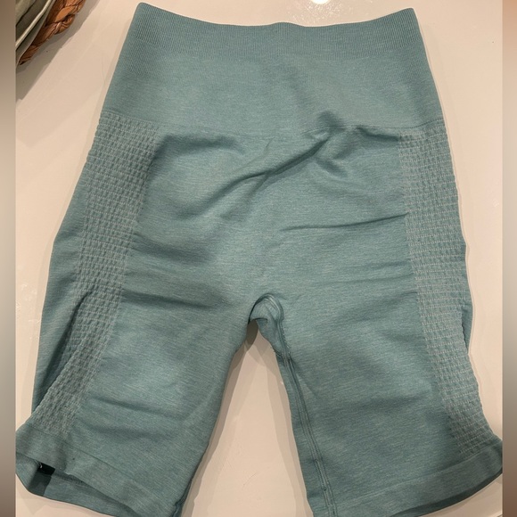 Alphalete biker shorts - Picture 2 of 3